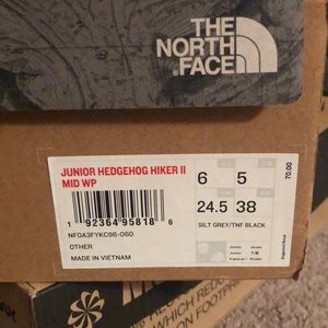 North face boots gently used size 6 unisex